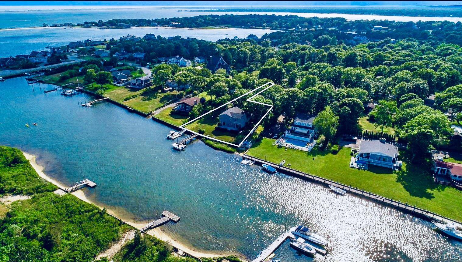 Casa de 6 Dormitorios Frente al Mar en Venta en Hampton Bays - Nueva York - EE. UU. - 1