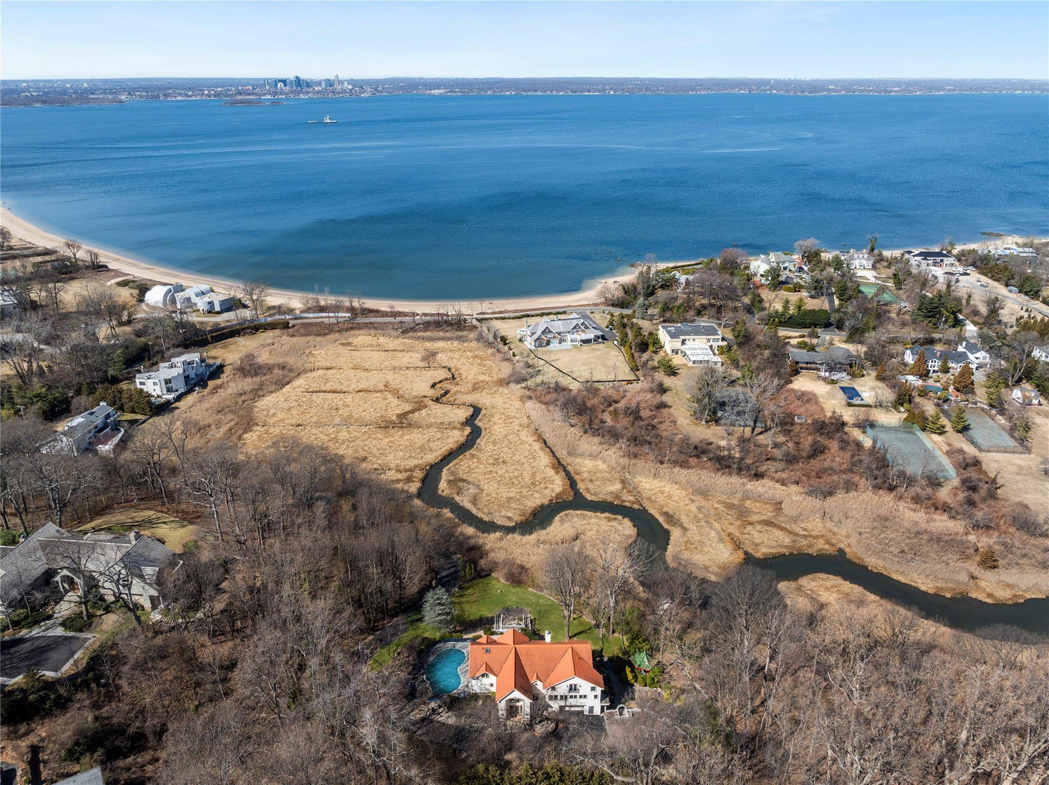Casa de 6 Dormitorios en Venta en Sands Point, Nueva York, EE. UU. - 2