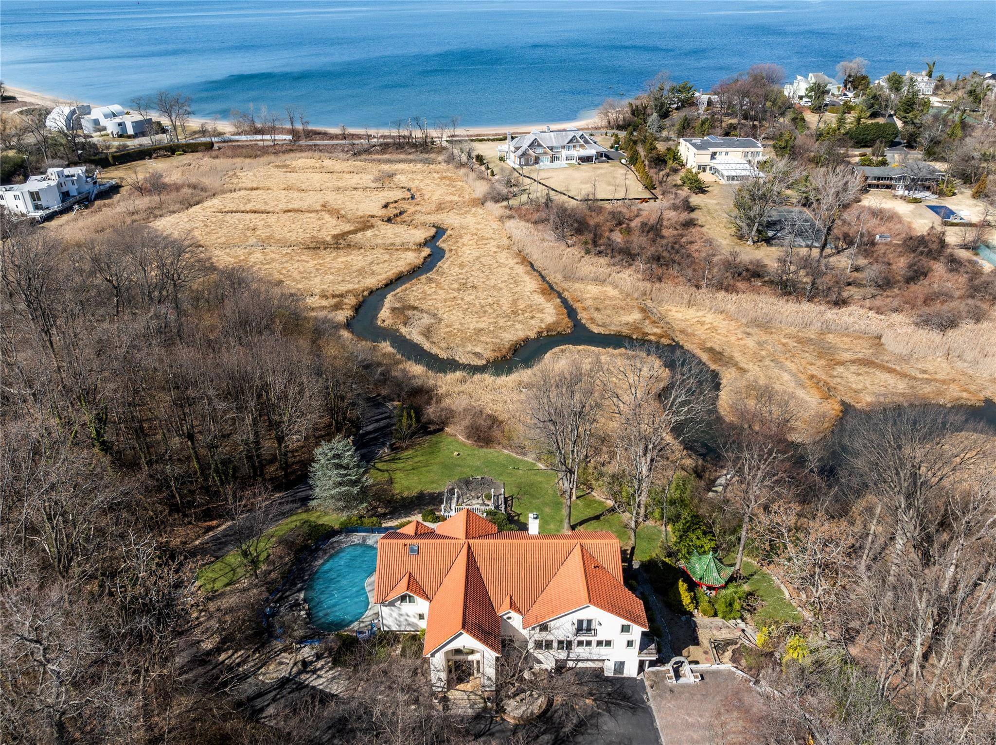 Casa de 6 Dormitorios en Venta en Sands Point, Nueva York, EE. UU. - 3