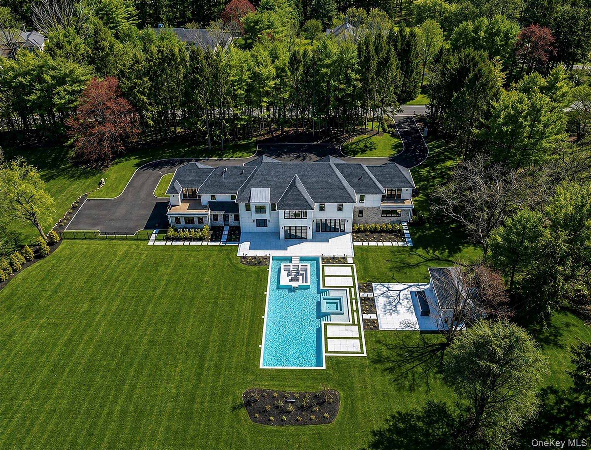 Casa de 7 Dormitorios en Venta en Brookville, Nueva York, EE. UU. - 1