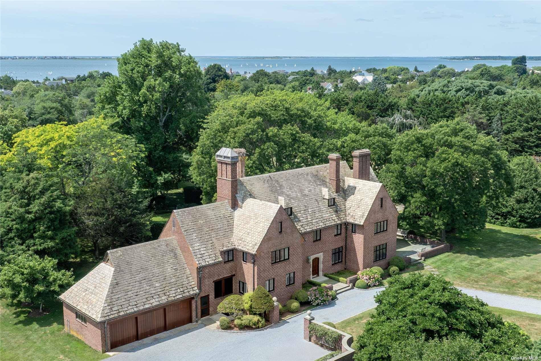 Casa de 7 Dormitorios en Venta en Remsenburg - Nueva York - EE. UU. - 1
