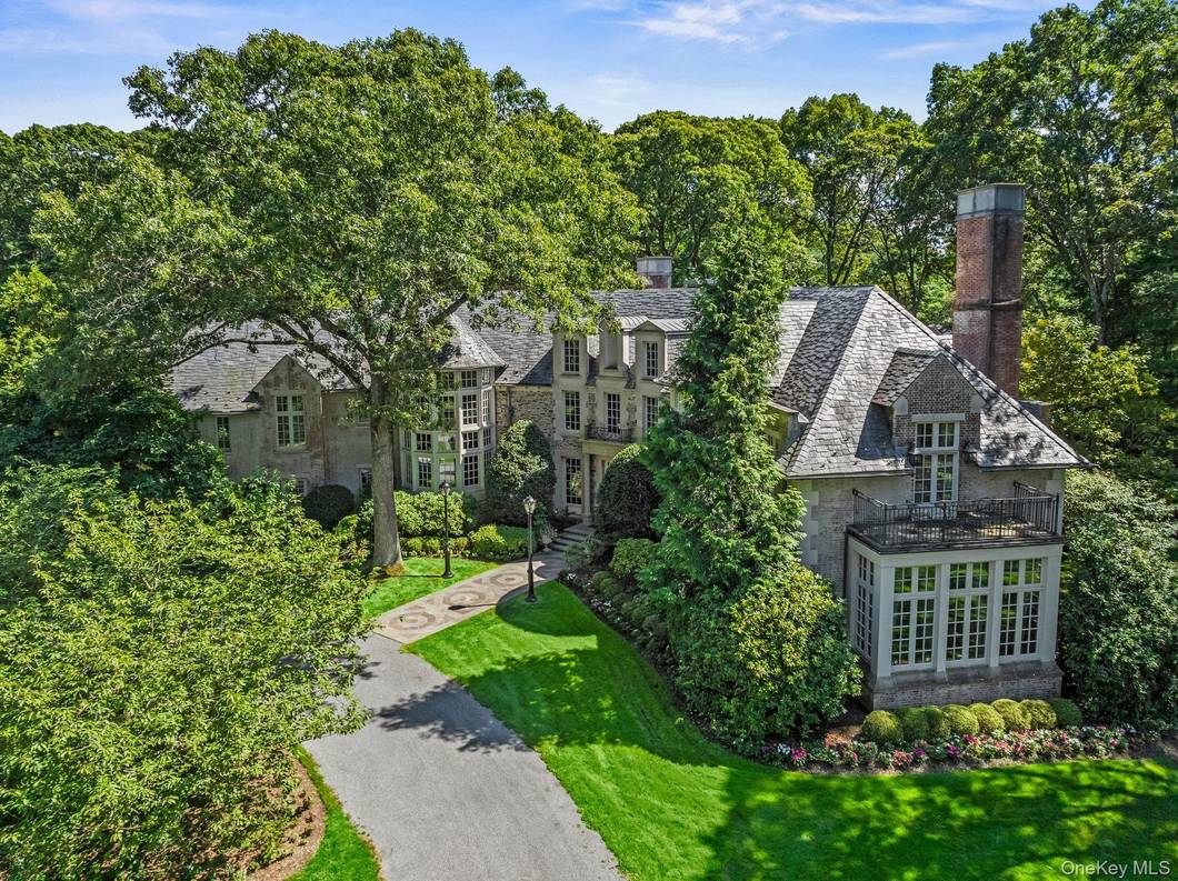 7 Bedroom Home for Sale in Upper Brookville - NY - USA - 2