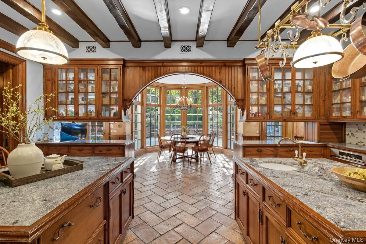 7 Bedroom Home for Sale in Upper Brookville - NY - USA - 7