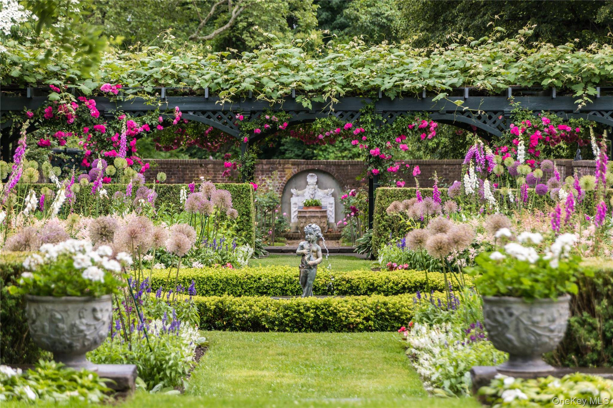 Casa com 8 Quartos à Beira-Mar à Venda em Locust Valley - NY - EUA - 4