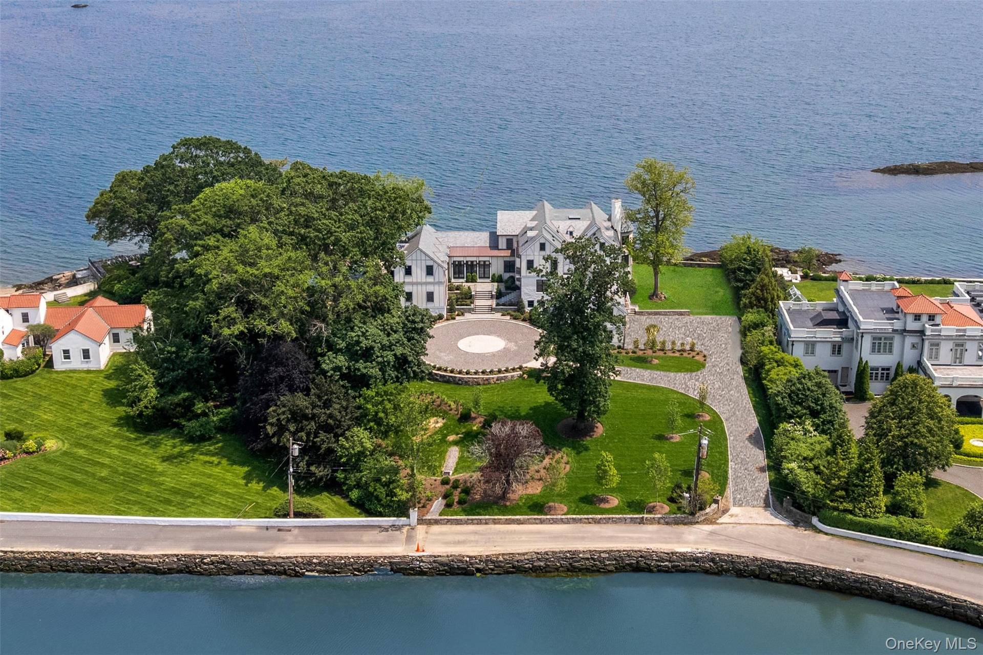 Maison de 8 Chambres au Bord de l'Eau à Vendre à Mamaroneck, NY, États-Unis - 1