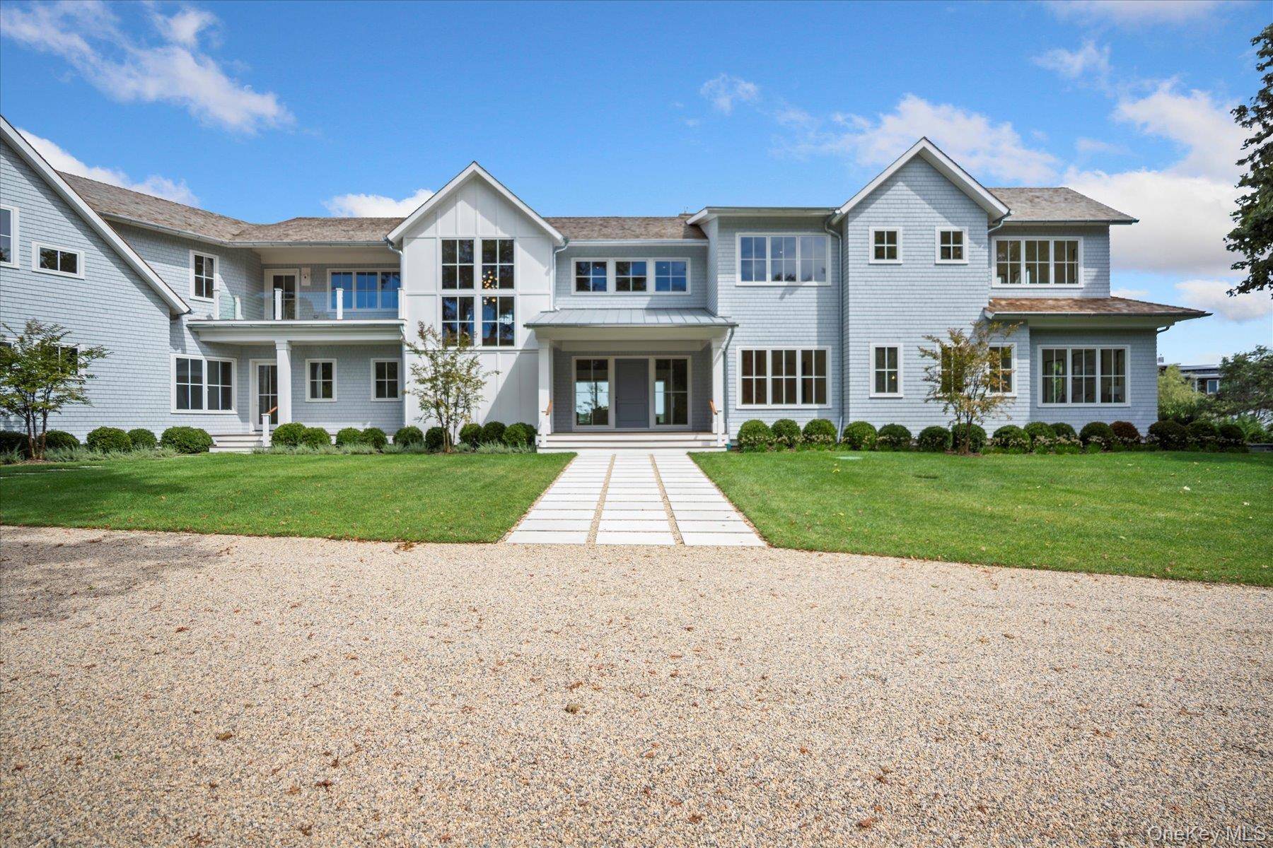 Casa de 8 Dormitorios Frente al Mar en Venta en Quiogue, NY, EE. UU. - 1