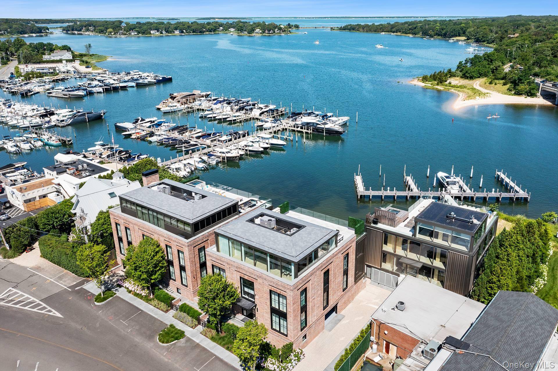 Maison de 8 Chambres au Bord de l'Eau à Vendre à Sag Harbor, NY, États-Unis - 2