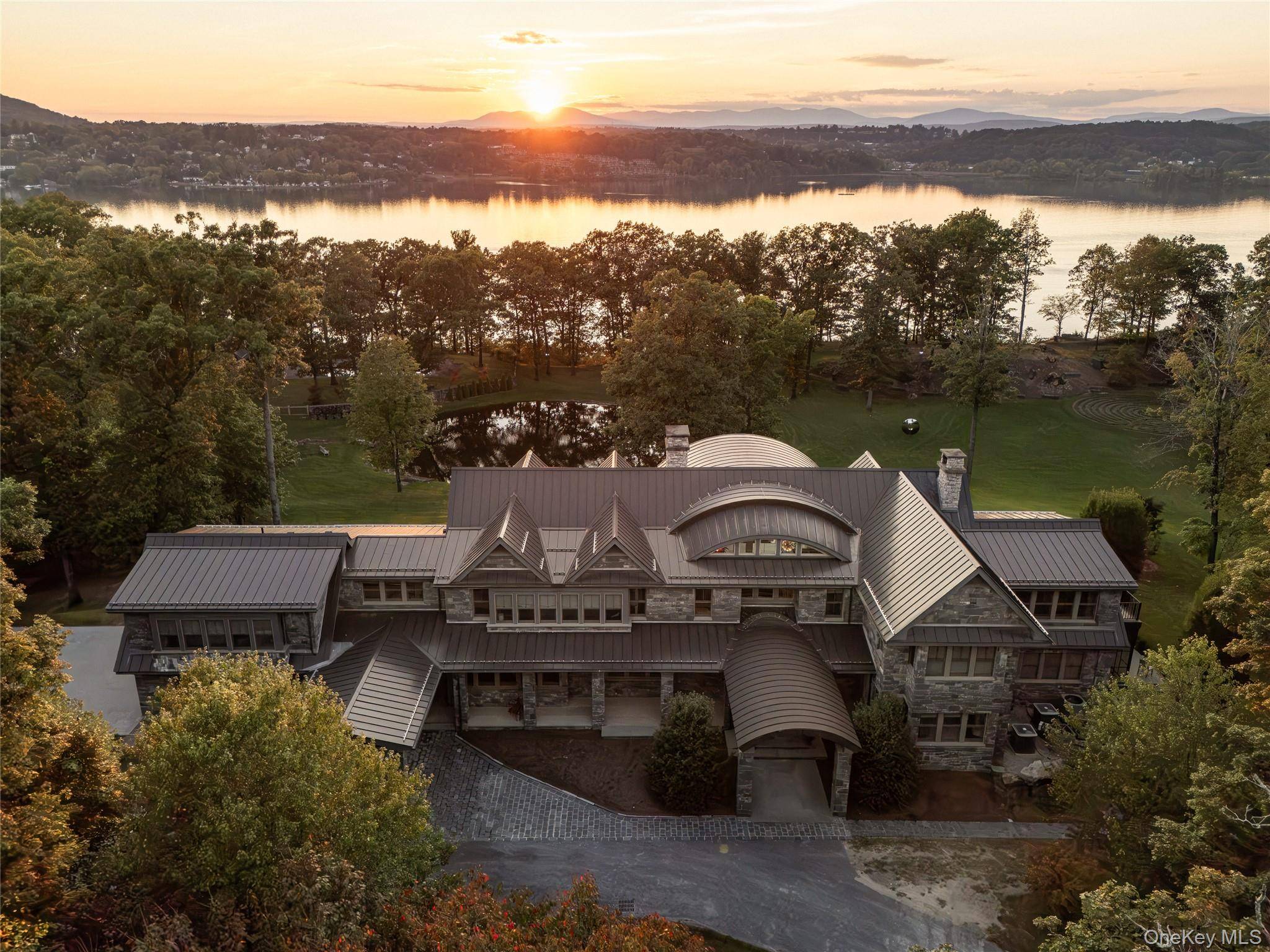 Casa com 8 Quartos à Venda em Rhinebeck - NY - EUA - 1