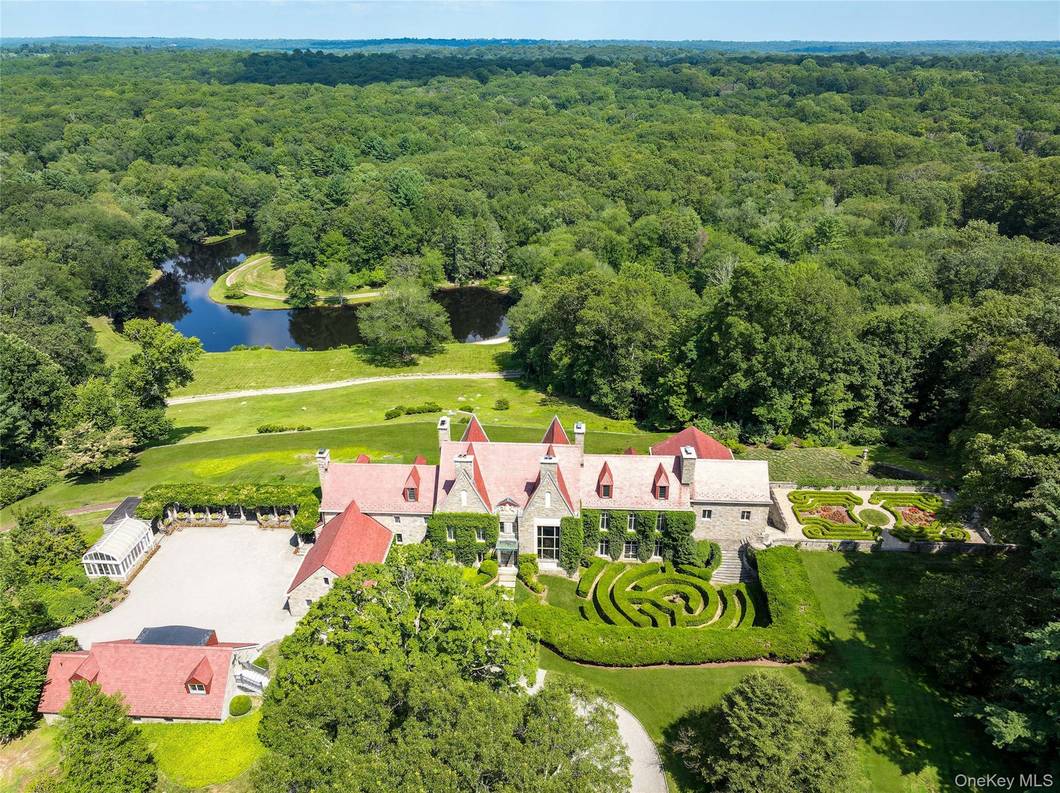 8-Bedroom House for Sale in Stamford - CT - USA - 1