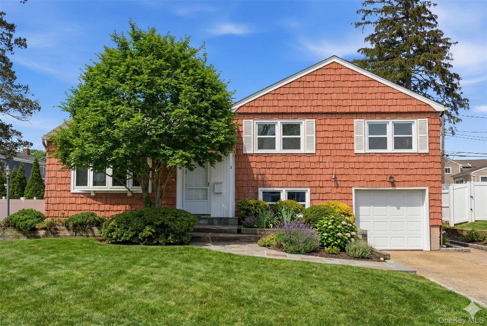 3 Bedroom Home for Sale in Plainview, NY - 4