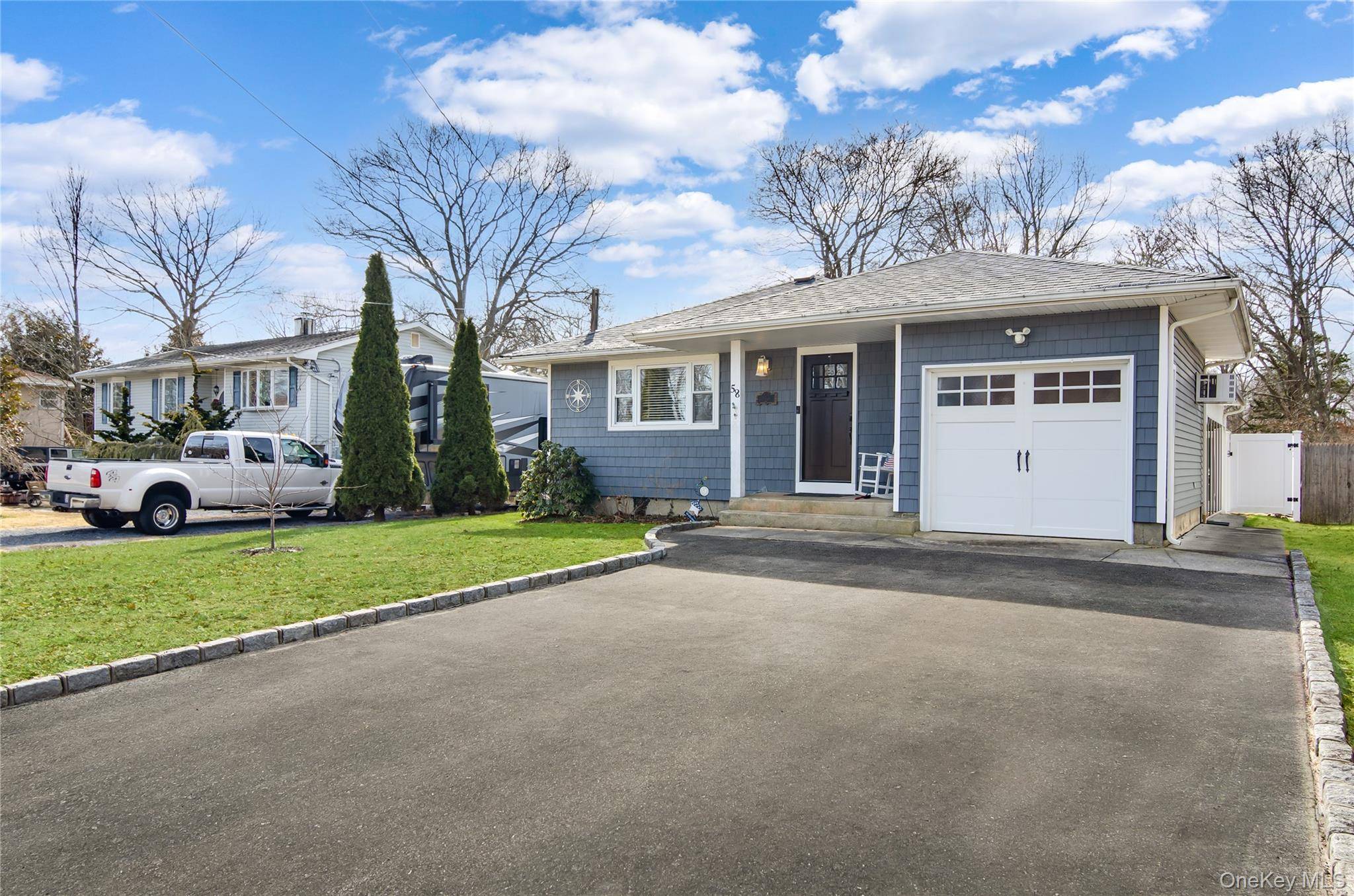 Casa de 4 Dormitorios en Venta en Mastic – 58 Pentmoor DR - 1