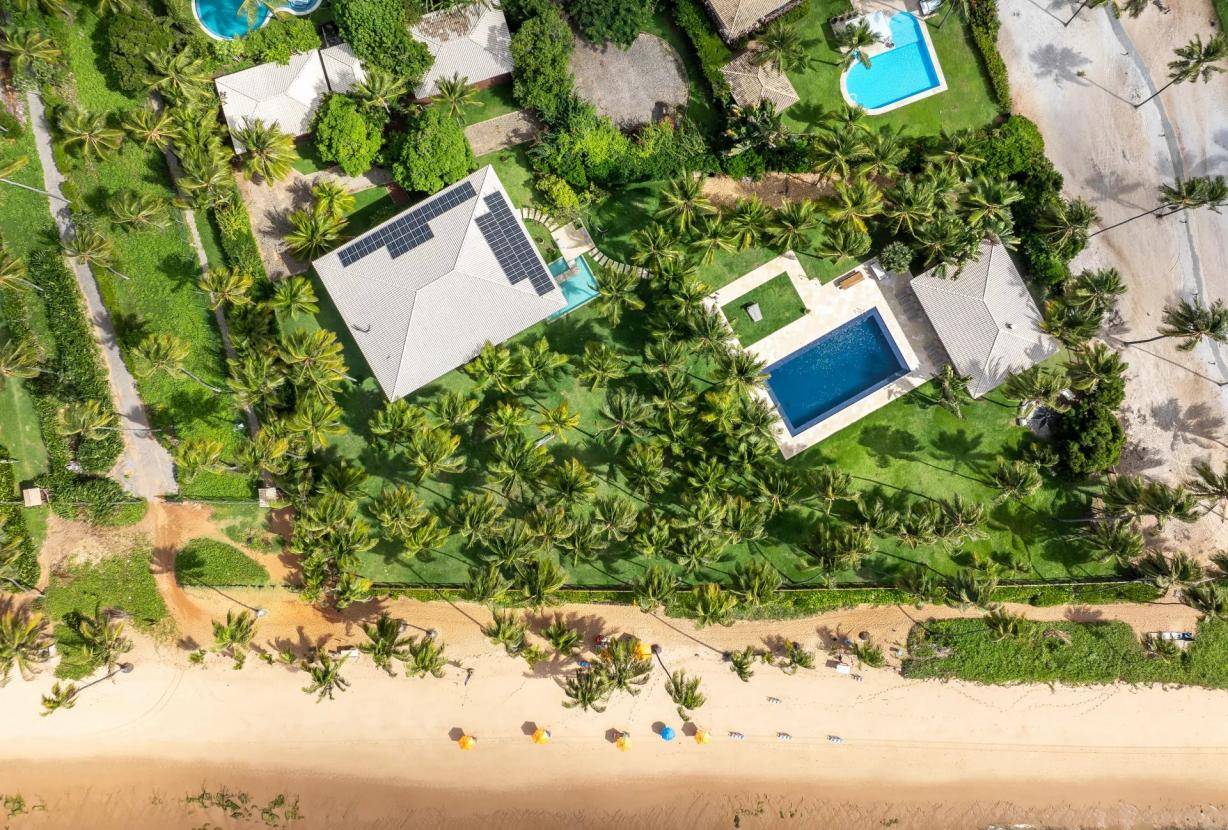 Casa com 5 Quartos à Beira-Mar à Venda em Praia Do Forte - BA - Brasil - 1