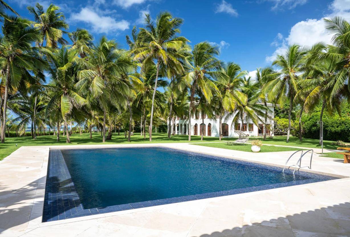 Casa com 5 Quartos à Beira-Mar à Venda em Praia Do Forte - BA - Brasil - 3