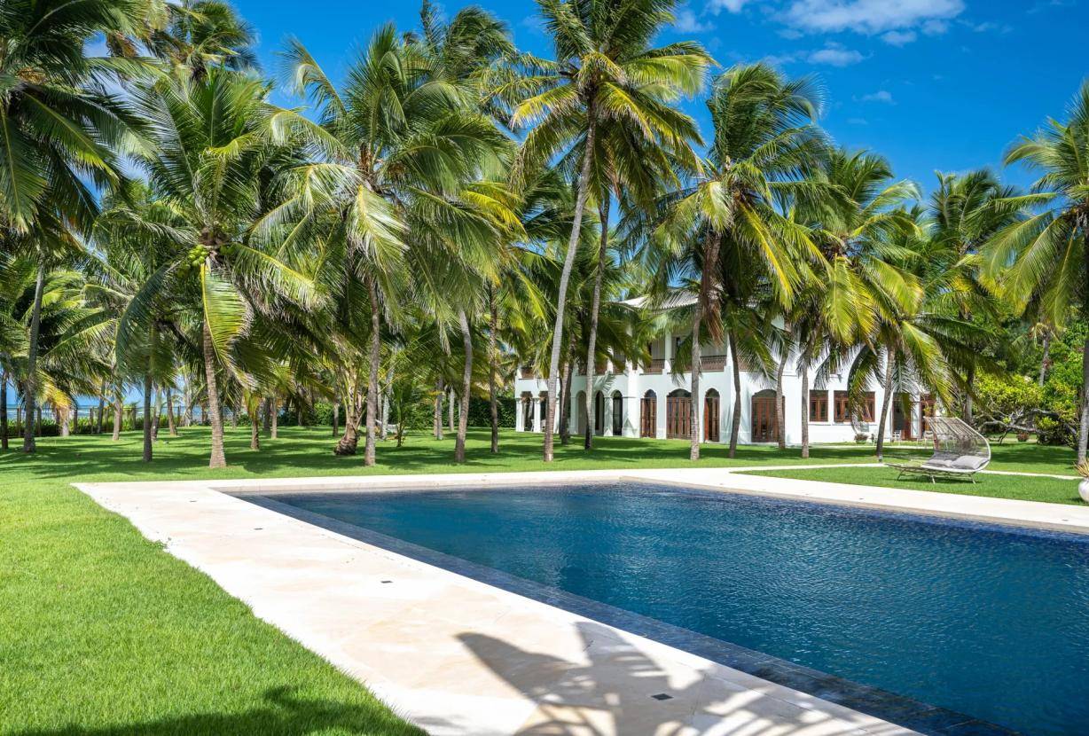 Casa com 5 Quartos à Beira-Mar à Venda em Praia Do Forte - BA - Brasil - 4