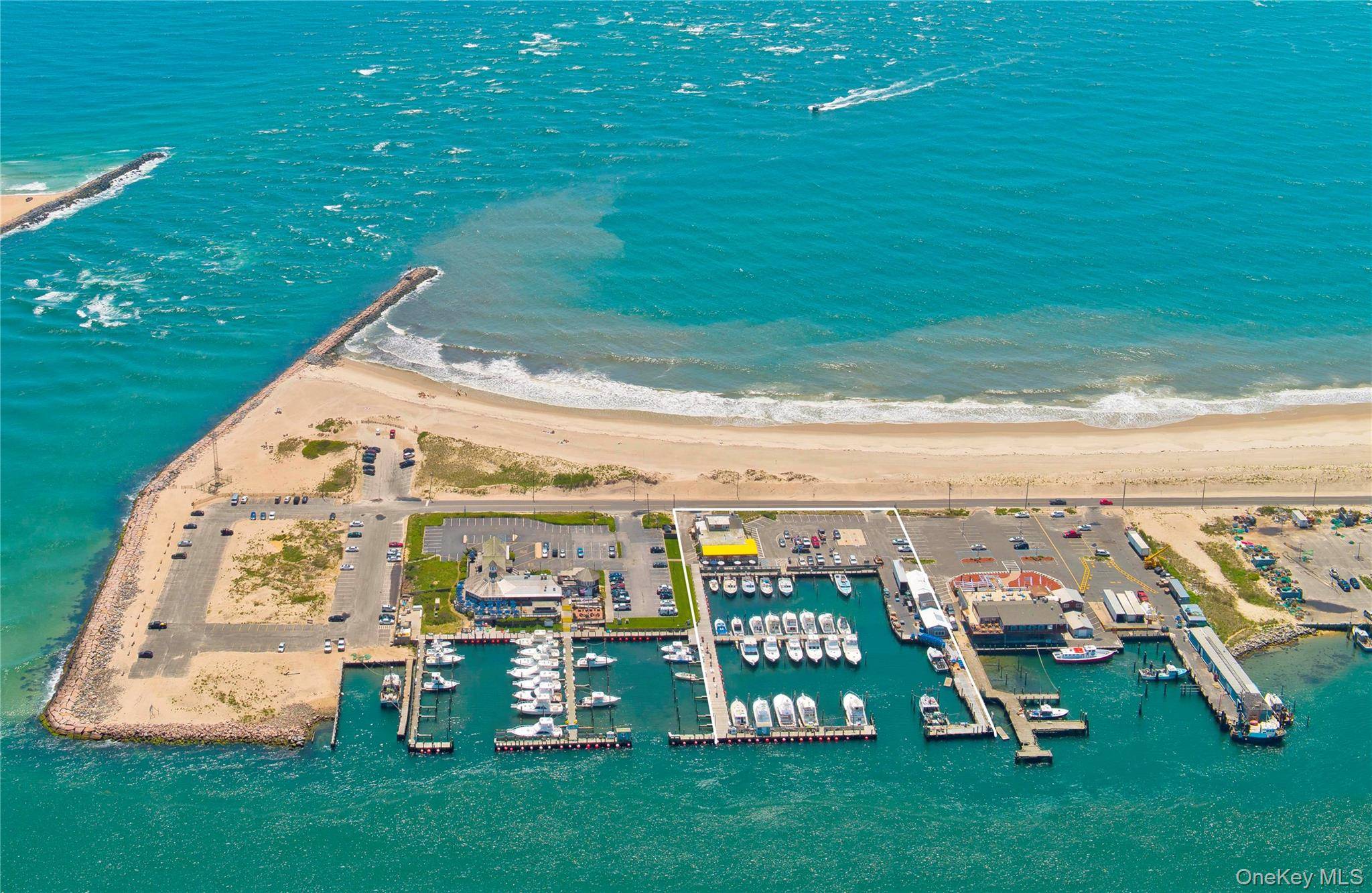 Prédio à Venda em Hampton Bays - Nova Iorque - EUA - 1