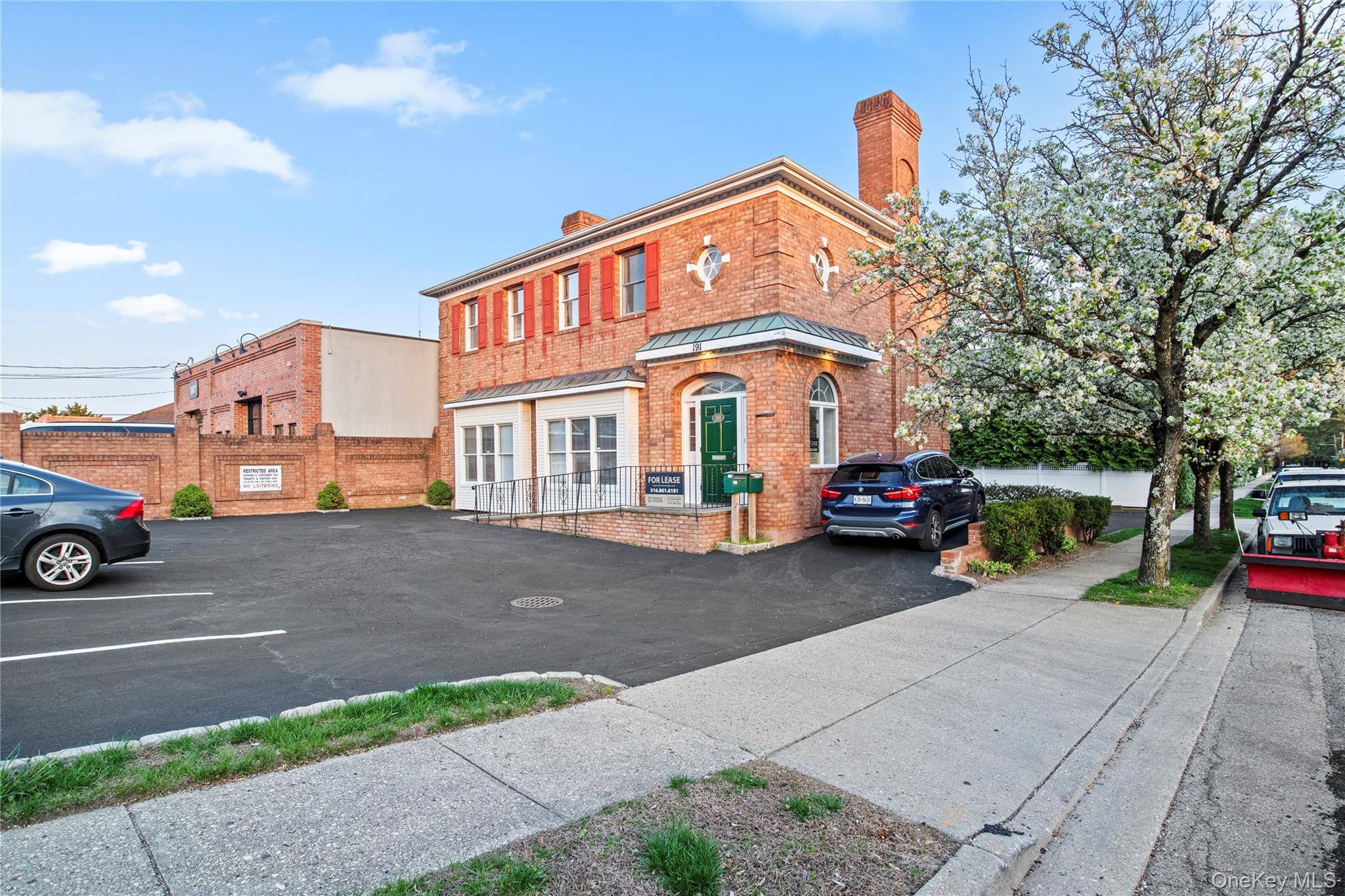 Edificio en Venta en Locust Valley - Nueva York - EE. UU. - 1